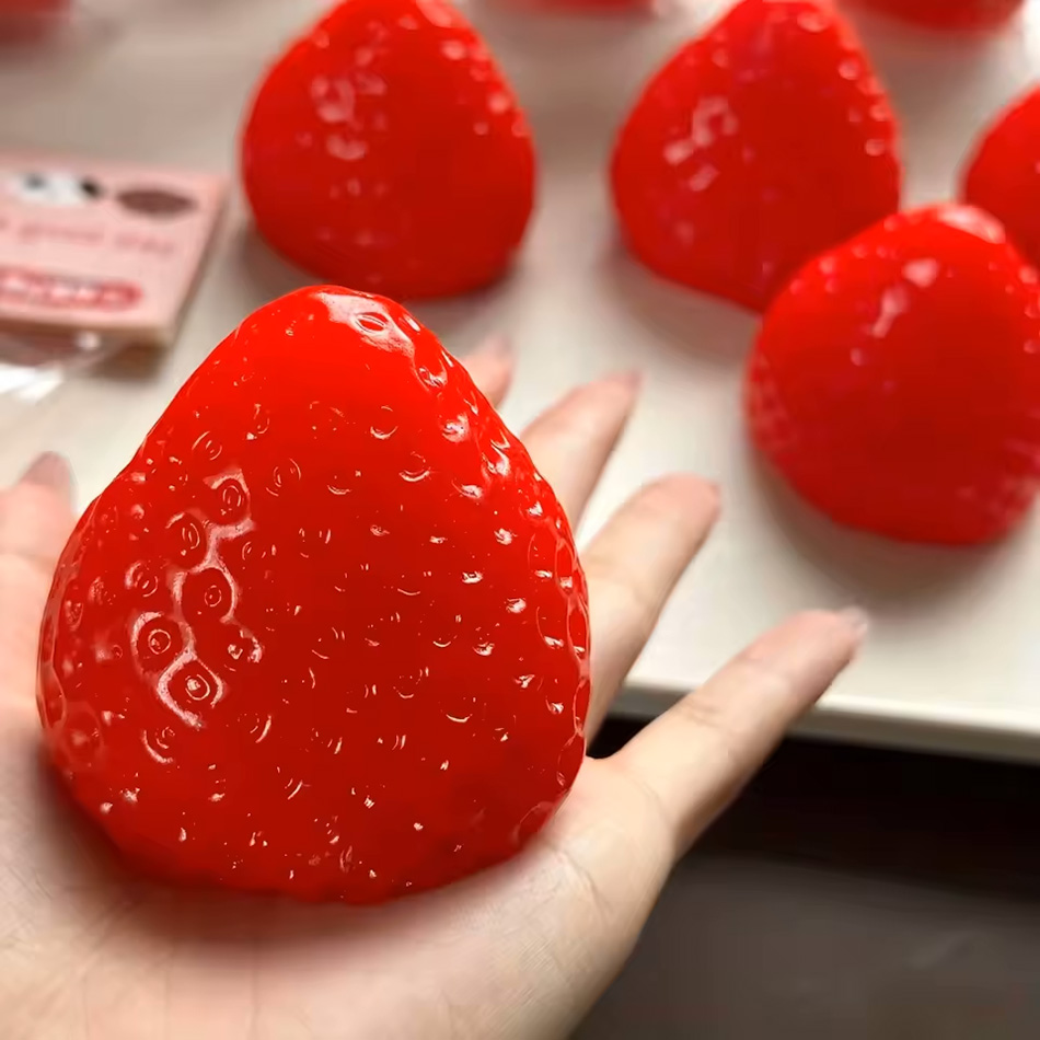 2026 Squishy Big Strawberry Sq - Party Games Entertainer reseña y precio